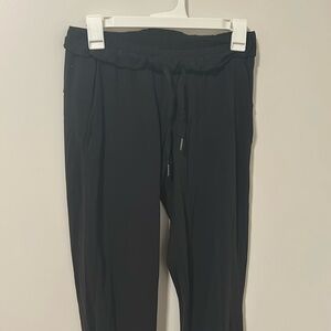 Lululemon On the Fly Jogger Black Travel Hike Athletic Size 4